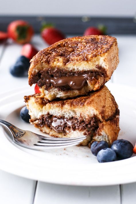 Chocolate Stuffed French Toast, Nutella And Bread, Toast Chocolate, Nutella Toast, Churro Dessert, Churro French Toast, Nutella Breakfast, French Toast Sandwich, Nutella Bread