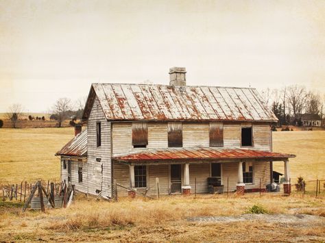 Creepy Old Houses, Old Country Houses, Abandoned Farm, Grain Elevators, Abandoned Homes, Old Country Churches, Country Barns, Old Abandoned Houses, Spooky Places