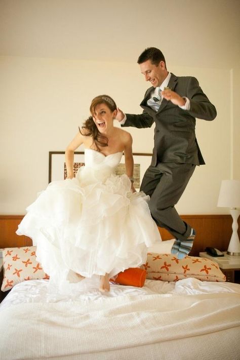 Funny Wedding Photos That Will Make You Laugh Creative Wedding Pictures, Wedding Snap, Jumping On The Bed, Wedding Fotos, Funny Wedding Photos, Essense Of Australia, Wedding Fun, Foto Tips, Photo Style