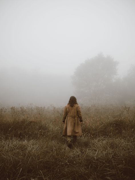 Foggy Morning Photoshoot, Moody Aesthetic Pics, Morning Photoshoot Outdoor, Fog Photography People, Autumn Photoshoot Aesthetic, Moody Winter Photoshoot, Autumn Photography Aesthetic, Grey Autumn Aesthetic, Photoshoot Autumn Ideas