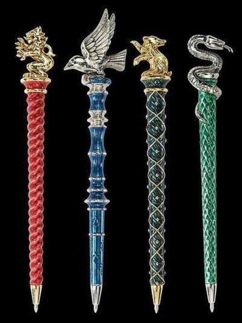 Harry Potter House Pens Hogwarts Founders, Stile Harry Potter, Harry Potter Accessories, Potters House, Buku Harry Potter, Anniversaire Harry Potter, Theme Harry Potter, Harry Potter Merchandise, Images Harry Potter