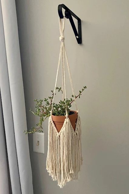 simple rope fringe macrame plant holder Plant Holder Diy, Rope Plant Hanger, Wall Macrame, Macrame Plant Hanger Tutorial, Free Macrame Patterns, Macrame Plant Hanger Patterns, Simple Macrame, Diy Macrame Plant Hanger, Hanging Plant Holder