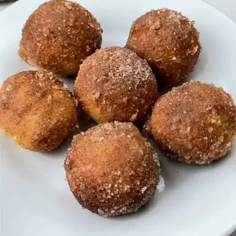 Air Fryer, Low-Carb Cinnamon Donut Balls: Quick & Easy Dessert Cinnamon Donut Holes, Donut Balls, Air Fry Donuts, Low Carb Donut, Keto Donuts, Protein Donuts, Cinnamon Donuts, Dairy Free Yogurt, Quick Easy Desserts