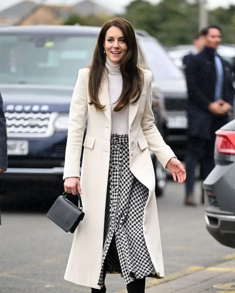 Kate Middleton's Zara Houndstooth Skirt Is Reminiscent Of This Princess Diana Look Vestidos Kate Middleton, Moda Kate Middleton, Kate Middleton Stil, Kate Middleton Skirt, Look 2023, Kate Middleton Style Outfits, Düşes Kate, Looks Kate Middleton, Zara Looks