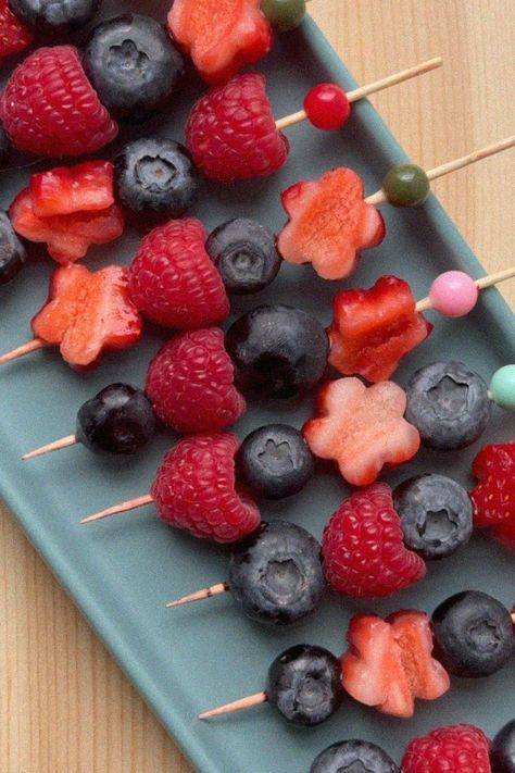 Create your own delicious flower bouquet with these easy DIY fruit skewers. Featuring sweet and juicy WOW Berries, Summer Dream Raspberries, and frooties, these are the perfect healthy snack for kids or your next spring/summer gathering! Berry Skewers, Fruit Shish Kebabs Skewers, Flower Snack Ideas, Fruit Flowers Diy, Fruit Skewer, Thanksgiving Fruit, Fruit Sticks, St Patrick Day Treats, Fruit Skewers