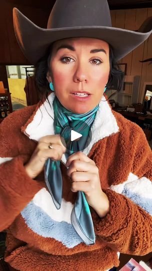 How To Tie Western Neck Scarf, How To Wear A Western Scarf, How To Make Wild Rags, Diy Wild Rags Patterns, Cowgirl Bandana Outfit, Western Scarf Tie, Wild Rag Outfits Winter, How To Tie A Wild Rag Scarf, How To Tie A Wild Rag