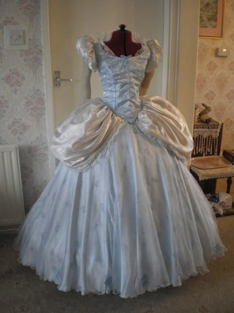 Cinderella Dress tutorial from Tracy's Costuming World Cinderella Gown, Cinderella Cosplay, Disney Dress, Cinderella Costume, Fantasia Disney, Princess Diy, Costume Tutorial, Disney Cosplay, Cinderella Dresses