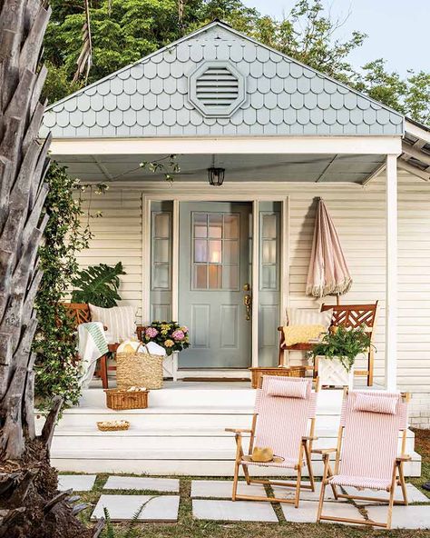 This coastal cottage was completely transformed from a fixer-upper into a radiant rental property. Follow the link to preview our new Cottage Retreats special issue! (Styling: Maghan Armstrong) https://thecottagejournal.com/preview-our-new-cottage-retreats-special-issue/ Coastal Cottage Exterior, Low Country Cottage, Cozy Mountain Home, Cotswold Cottage, Cottage Retreat, Cottage Exteriors, Cottage Exterior, Coastal Retreat, Guest Cottage