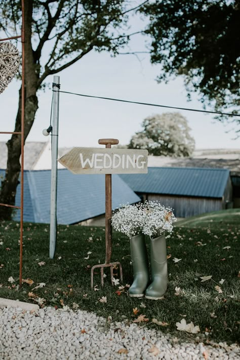 Wedding Sign Ideas Garden Fork Siobhan Beales Photography #wedding #weddingsign Rustic Wooden Wedding Signs, Outdoor Country Wedding, Rustic Farm Wedding, Wooden Wedding Signs, Whimsical Wonderland Weddings, Marquee Wedding, Wooden Wedding, Wedding 2024, Wedding Deco