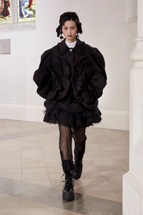 Colección Prêt-à-Porter Otoño 2021 de Simone Rocha - Vogue Wednesday Addams Outfit, London Fashion Weeks, Cotton Jacket, Black Outfit, London Fashion Week, Look Cool, Style Icon, Runway Fashion, Fashion News