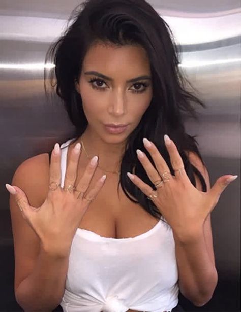 Khloe Kardashian Nails, Kim Kardashian Nails, Kardashian Nails, Ballerina Nails Short, Square Oval Nails, Short Almond Shaped Nails, Natural Nail Shapes, Kim Kardashian Wedding, Nail Shapes Squoval