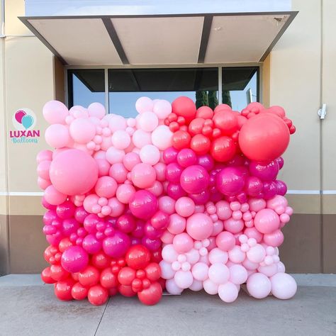 LuxanBalloons - San Diego Balloons and Decor on Instagram: “Balloon wall was used as a photo backdrop on Valentines Day 💕” Valentine’s Day Balloon Garland, Valentines Balloon Arch, Balloon Wall Backdrop, Church Valentines Party, Church Valentines, Pretty Balloons, Valentines Balloons, Party Pops, Balloon Wall