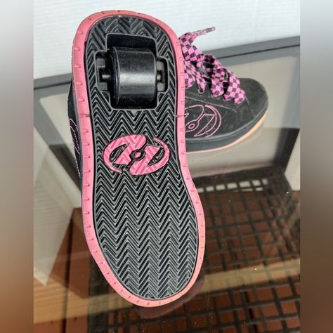 Heelys skate shoe size youth 1 2000s Style, Skate Shoe, Black And Pink, 2000s Fashion, Skate Shoes, Pink, Closet, Black