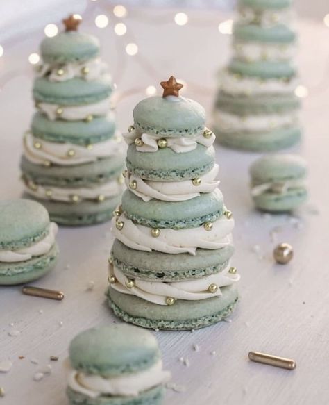 Christmas Macarons, Gold Decorations, Macaroon Recipes, Macaron Recipe, Xmas Food, Christmas Cooking, Christmas Tea, Christmas Goodies, Holiday Baking