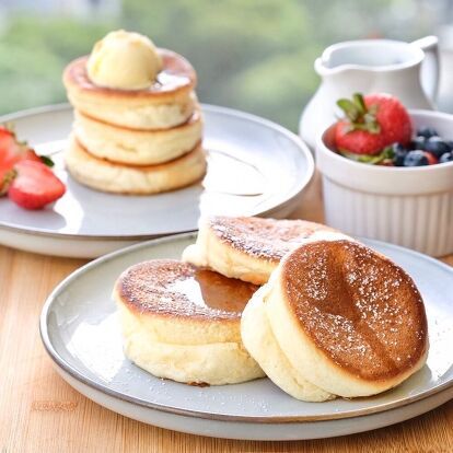 Souffle pancakes are a little extra effort compared to regular pancakes, but so worth it if you have the time! Like a souffle, the important difference between these and regular pancakes is that the egg white and egg yolks are separated first and the egg whites beaten to make a meringue. They pair perfectly with all your regular pancake toppings - fruits, maple syrup, fresh cream, ice-cream and are extremely easy to eat as they are so airy.There are a few tips and tricks I have mention… White Chocolate Chip Pancakes, Pancake Ideas, Sweet Potato Cupcakes, Linzer Cookies Recipe, Menu Recipe, Easy Cinnamon Rolls Recipe, Apple Crumble Pie, Pancake Toppings, Souffle Pancakes