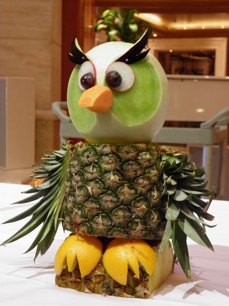 https://flic.kr/p/aFvqqk | Owl Fruit and Vegetable Carving | Photo taken on the Ruby Princess Cruise Ship November 8th 2011 Deco Fruit, Fruit Sculptures, Fruit Crafts, Fruits Decoration, Fruit Creations, Fruit Animals, Decorações Com Comidas, Watermelon Carving, Food Sculpture