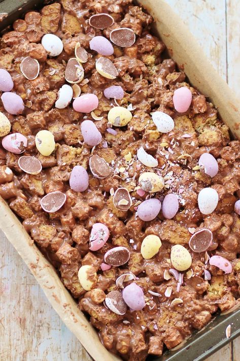 Need a super simple, 4 ingredient, no bake Easter treat that’s perfect for making with kids and takes less than 10 minutes to make? Then you have to try my easy peasy Mini Egg Rocky Road! #minieggs #rockyroad #minieggrockyroad #easter #easter2018 #marshmallows #under10minutes #4ingredients #kidfriendly #eastertreats #nobake #easypeasyfoodie Chocolate Tiffin Recipe, Chocolate Easter Cake, Mini Egg, Easter Baking, Digestive Biscuits, Different Cakes, Easy Baking Recipes Desserts, Mini Eggs, 4 Ingredient