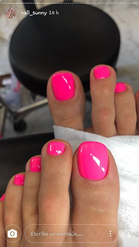 Fushia Toenails, Summer Colors For Pedicure, Fun Toenail Colors, Spring Break Pedicure Ideas, Fun Summer Nails Bright Pink, Hot Pink Nail Colors, Neon Pink Toenails, Neon Pink Pedicure Toenails, Beautiful Pedicure Toenails