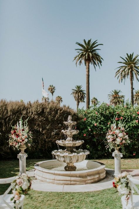 Wedding Ceremony In Front Of Fountain, Fountain Wedding Ceremony, Wedding Fountain Decor, English Lunch, Wedding Fountain, Fountain Wedding, Elegant Outdoor Wedding, Wedding Arbors, Wedding Brunch