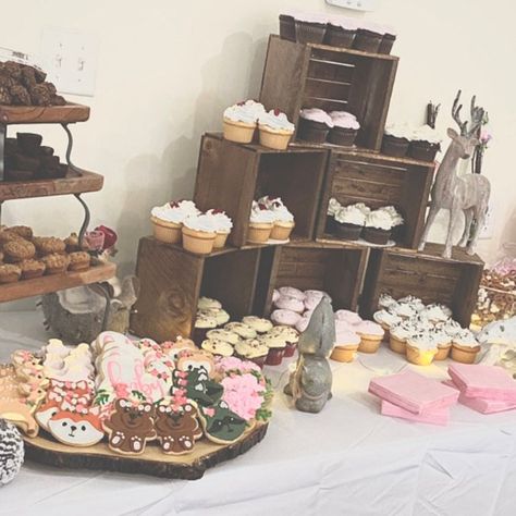 Rustic Cupcake Stand, Wedding Crates, Rustic Cupcake Stands, Wedding Reception Tables Centerpieces, Rustic Cupcakes, Cupcake Table, Reception Table Centerpieces, Rustic Farmhouse Furniture, Wood Cake Stand