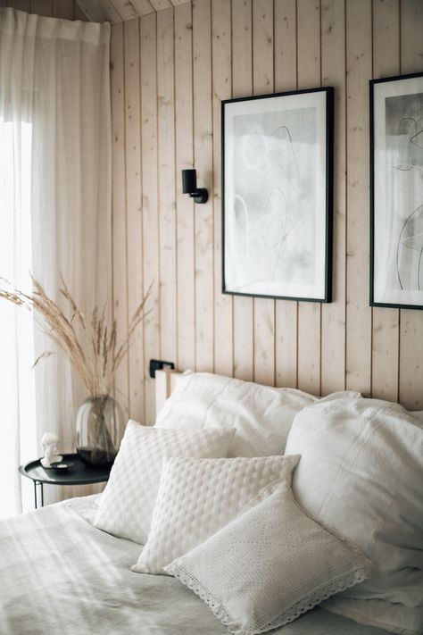 Holiday Cabin Interior, Tiny House Scandinavian, Scandinavian Cabin Bedroom, Scandinavian Farmhouse Interior, Scandinavian Cottage Interior, Winter Cabin Interior, Scandinavian Cabin Interior, Small Cabin House, Mini Chalet