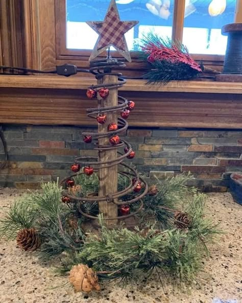 Bedspring Christmas Tree, Crafts Made Out Of Nature, Christmas Bed Spring Ideas, Bed Spring Christmas Tree, Bed Spring Crafts Diy, Vintage Spring Crafts, Country Christmas Decorations Diy, Primitive Christmas Decorating Ideas, Bed Spring Ideas