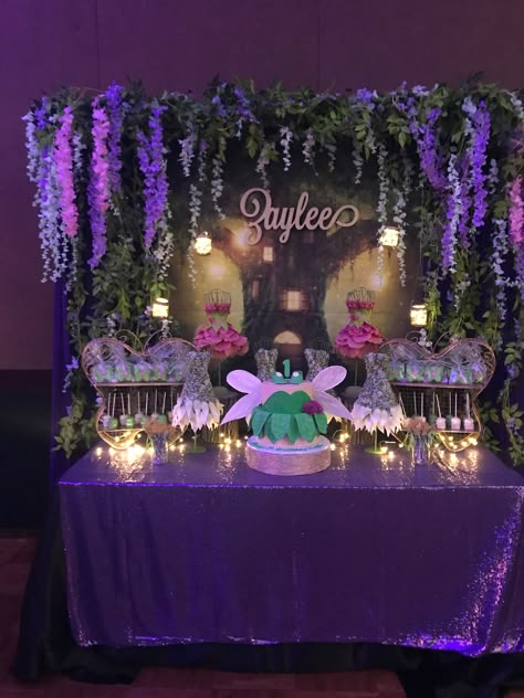 Fairy Birthday Cake Table, Enchanted Forest Cake Table, Tinkerbell Sweet 16, Tinker Bell Quinceanera Theme, Tinker Bell Baby Shower Ideas, Fairy Lights In Jars, Tinkerbell Theme Party Decoration, Tinkerbell Quinceanera Theme, Tinkerbell Baby Shower Ideas