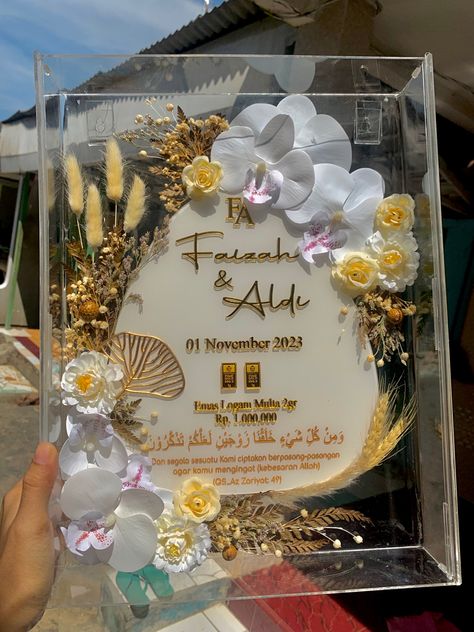 Mahar akrilik Mahar Akrilik, Dried Flowers Diy, Wedding Kit, Rustic Wedding Gifts, Handmade Wedding Gifts, Marriage Decoration, Bouquet Preservation, Wedding Cards Handmade, Diy Wall Art Decor