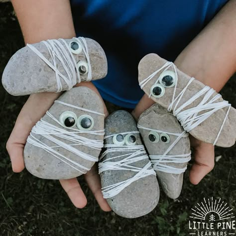 A Simple Mummy Rock Nature Craft for Halloween Mummy Crafts, Spooky Halloween Crafts, Nature Craft, Bug Crafts, Easy Halloween Crafts, Homemade Valentines, Halloween Crafts For Kids, Googly Eyes, Stone Crafts