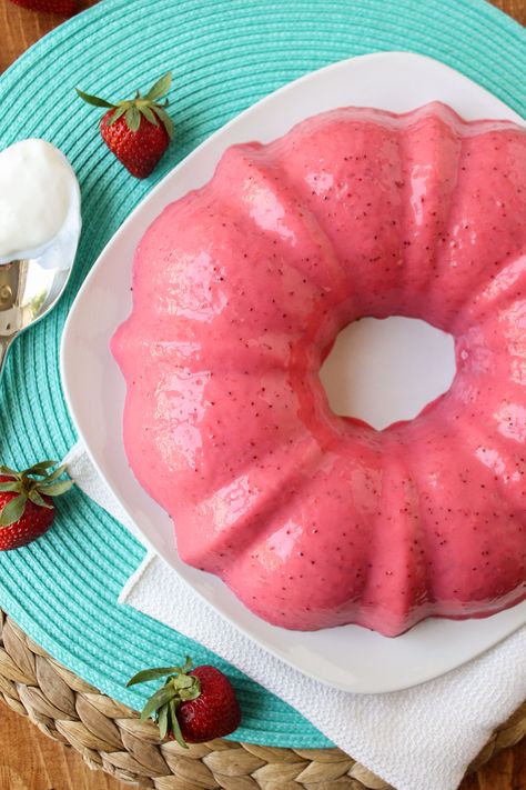 Creamy Strawberry Banana Jello // The Food Charlatan. This jello is perfect for holiday get togethers! Made in the blender. Win! Lemonade Salad, Banana Jello, Jello Mold Recipes, Menu Recipe, Jello Recipe, Strawberry Gluten Free, Jello Salads, The Food Charlatan, Jello Cake