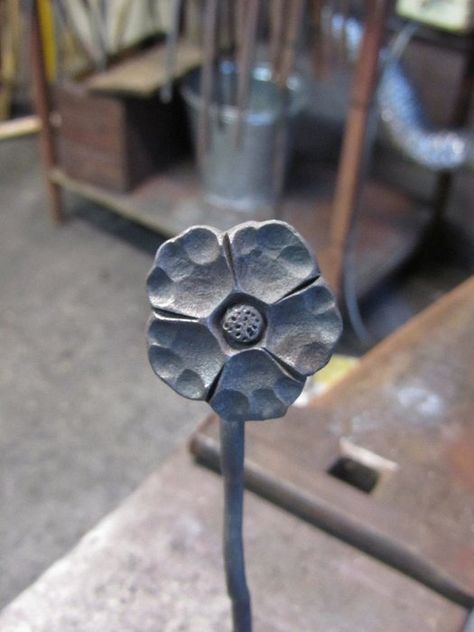 Propane Forge, Blacksmithing Projects, Hantverk Diy, Blacksmith Ideas, Blacksmithing Ideas, Blacksmith Forge, Black Smithing, Iron Jewelry, Blacksmith Projects