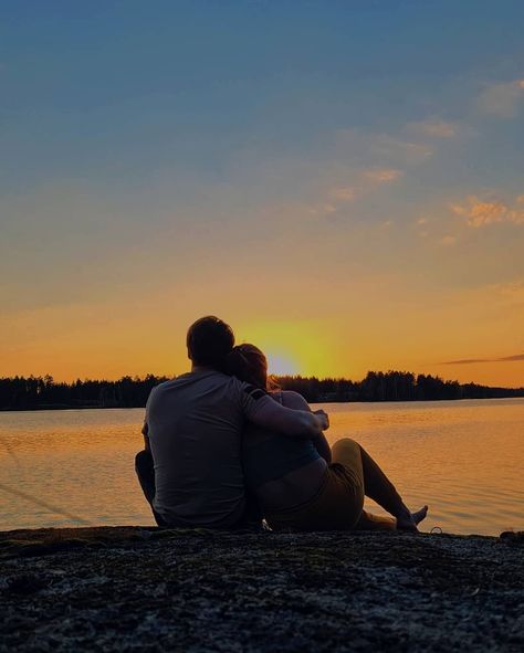 Finnish summer❤ watching amazing sunset, couple goals af, lota of love, lake view Romantic Lake Date, Couple Goal Sunsets, Lake Date, Couples Watching Sunset Aesthetic, Perfect Couple Pictures, Couple Watching Sunset, Sunset Watching Couple, Cute Couple Hugging Sunset, Couple Watching Sunrise