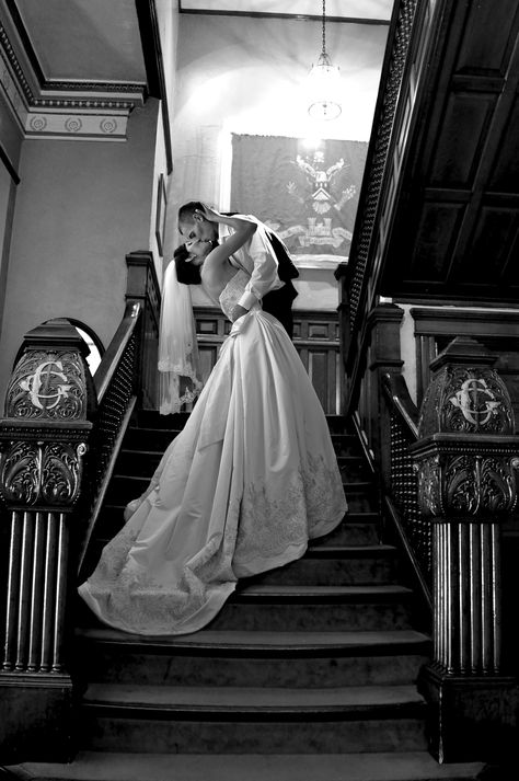 Wedding Photo Ideas On Stairs, Wedding Photos On Staircase, Stairway Wedding Photos, First Look Staircase, Seated Wedding Photos, Stairwell Wedding Pictures, Wedding Photography On Stairs, Wedding Photos Staircase, Staircase Wedding Photos