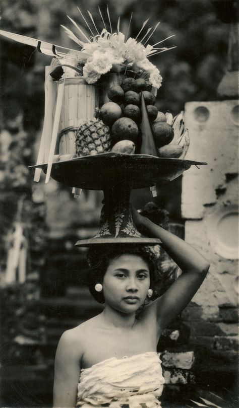 Bali Photos, Bali Painting, Bali Girls, Bali Lombok, Indonesian Art, Pacific Islands, Fruit Tray, Lombok, Vintage Pictures