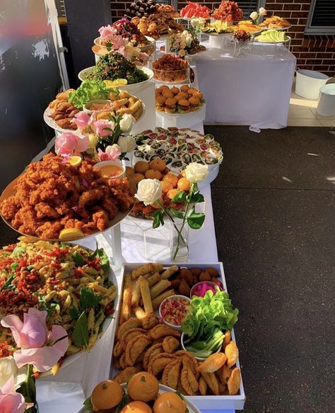 Party Food Buffet, Party Food Platters, Food Displays, Catering Food, Food Table, Snacks Für Party, Food Display, Buffet Food, Brunch Party