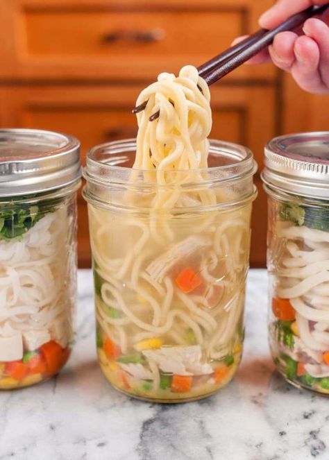 20 Delicious Recipes you can Make in a Mason Jar - making it in the mountains Mason Jar Lunch, Food In Jars, Mason Jar Recipe, Culinary Tips, Dehydrated Vegetables, Mason Jar Meals, Mason Jar Salad, Instant Noodle, Cooking Lessons