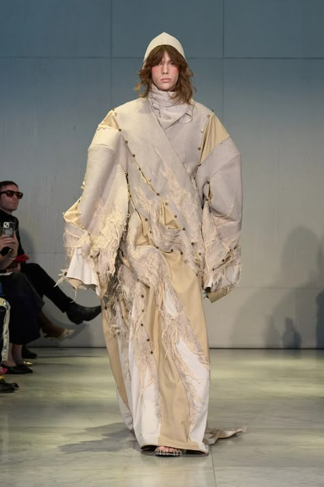 Fashion Institute of Technology Spring 2025 Ready-to-Wear Collection | Vogue Middle Ages Fashion, Fashion Institute Of Technology, Beige Fashion, 2025 Trends, Middle Age Fashion, Fashion Institute, Tech Pack, Spring 2025, Future Fashion