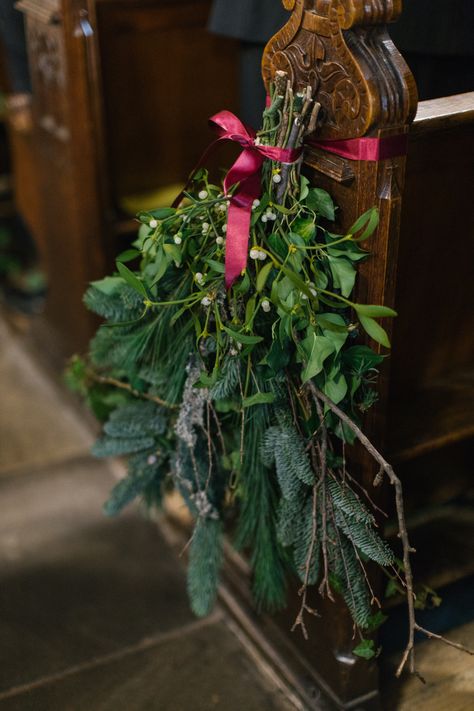 Mistletoe on Church Pews Christmas Wedding Decor, Christmas Wedding Flowers, Christmas Wedding Themes, Winter Wedding Venues, Christmas Wedding Decorations, Boda Diy, Wedding Playlist, Church Pew, Christmas Church