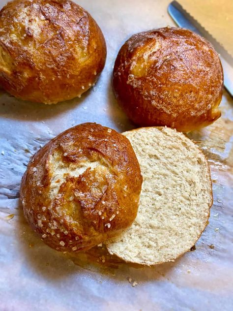 The Best Homemade Soft And Chewy Pretzel Buns Recipe - FlyPeachPie Pretzel Buns Recipe, Pretzel Bun Recipe, Pretzel Roll, German Pretzels, Pretzel Buns, Making Hot Dogs, Baking Soda Bath, Pretzel Rolls, Pretzel Bun