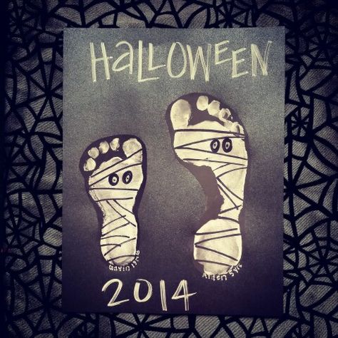 Mummy footprints Craft Toddler, 3 Pumpkins, Halloween Crafts For Toddlers, Baby Art Projects, Halloween Arts And Crafts, Footprint Art, Handprint Crafts, Daycare Crafts, Fall Halloween Crafts