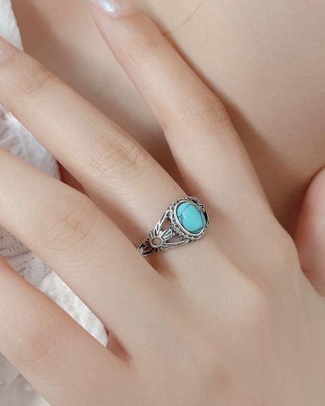 JA Turquoise 925 Sterling Silver Ring Get ready to add a pop of color and elegance to your look with the JA Turquoise 925 Sterling Silver Ring! This stylish ring also comes with a matching box, making it the perfect gift for yourself or a loved one. Made with 925 sterling silver and Platinum-plated, it features a bold and beautiful Turquoise stone. But remember, don't wear it while working out - you don't want your sweat to react with the jewelry and cause it to deteriorate and corrode over ... Western Material, Geometric Pendant Necklace, Sterling Silver Rings Turquoise, Stylish Rings, Turquoise Rings, Girls Jewelry, Huggies Earrings, Turquoise Stone, Sterling Ring