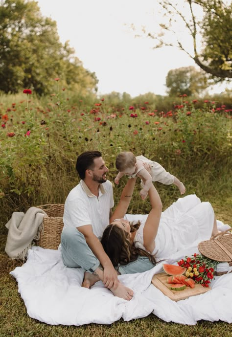 Classic Family Photos, Picnic Photoshoot Family, 6 Month Baby Photoshoot, 3 Month Old Baby Pictures, Picnic Shoot, Picnic Photo Shoot, 6 Month Baby Picture Ideas, Picnic Photoshoot, Mommy And Me Photo Shoot