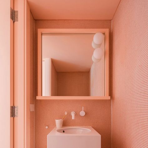 The best coral interiors: Suburban Canny by Tribe Studio Coral Interior, Coral Bathroom, Peach Bathroom, Bathroom Decor Colors, Peach Aesthetic, Deco Rose, Retro Interior, Floral Shower Curtains, Bathroom Colors