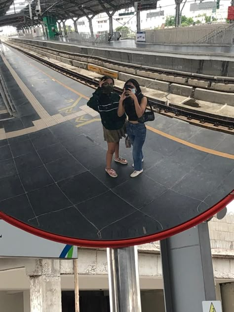 Aesthetic Metro Pictures, Metro Photoshoot Ideas, Metro Pics Aesthetic, Metro Photoshoot Aesthetic, Metro Station Photoshoot, Metro Poses, Metro Train Aesthetic, Train Pictures Aesthetic, Subway Astetic