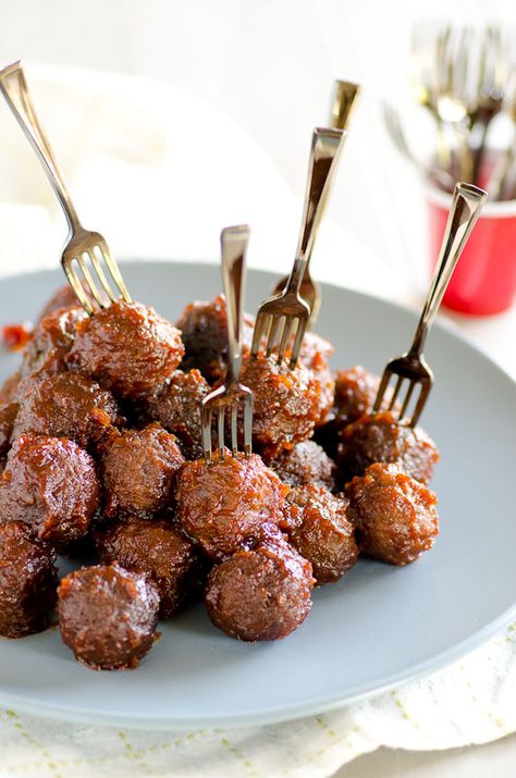 3-Ingredient Apricot Glazed Party Meatballs - slow cooker recipe Party Food Meatballs, Party Meatballs, Slow Cooker Creamed Corn, Dipping Sauces For Chicken, Cocktail Meatballs, Crockpot Appetizers, Glazed Meatballs, Sweet And Sour Meatballs, Crock Pot Meatballs