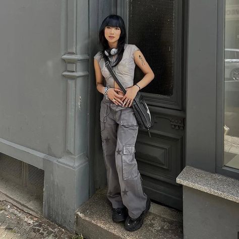 Star Print Grey Low Rise Cargo Jeans https://pinklimes.co.uk/products/star-print-grey-low-rise-cargo-jeans PinkLimes #streetwear #y2k #y2kfashion #y2kaesthetic #slay #kawaii #offensiveslogan #babytee #croptop #indiegirl #trendingfashion #2000s #naughties #90s #streetweardaily Estilo Hipster, Street Fits, Jeans Overall, Denim Cargo Pants, Punk Inspiration, Denim Cargo, Denim Patterns, Cargo Jeans, Vintage Button