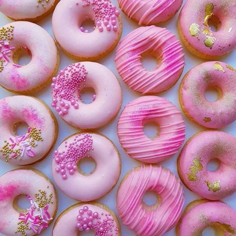 Barbie Donut Party, Barbie Donuts Idea, Barbie Doughnut, Doughnut Photography, Mini Donuts Decoration, Donut Decorating Ideas, Doughnut Recipe Easy, Pink Doughnuts, Donut Themed Birthday Party