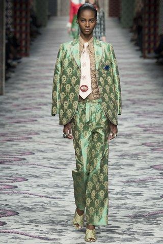 See the complete Gucci Spring 2016 Ready-to-Wear collection. Silhouette Mode, Gucci Spring, Milano Fashion Week, Gucci Fashion, 2016 Fashion, Mode Inspiration, Fashion Week Spring, Milan Fashion Week, Missoni