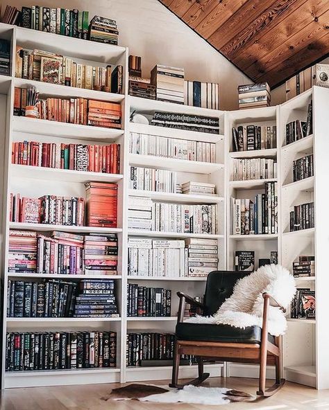 17 Stylish Ways to Display Bookshelves with a Lot of Books Low Bookshelves, Light Colored Furniture, Bookshelf Inspiration, Bookshelves In Bedroom, Bookshelf Organization, Home Library Design, Bookshelf Design, Home Libraries, Interior Design Magazine