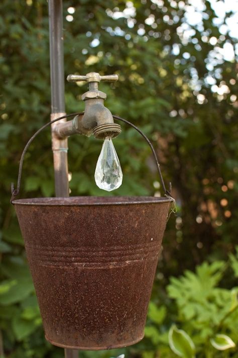 Garden Diy Decoration Ideas, Primitive Home Decorating, Recycled Garden Decor, Old Bucket, Upcycle Garden, Recycled Garden, Outdoor Diy Projects, Creative Gardening, Water Faucet